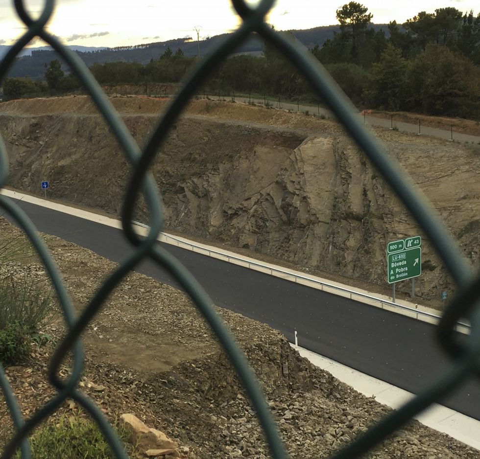 �ltimo tramo a�n sin pintar, entre B�veda y Noceda. 