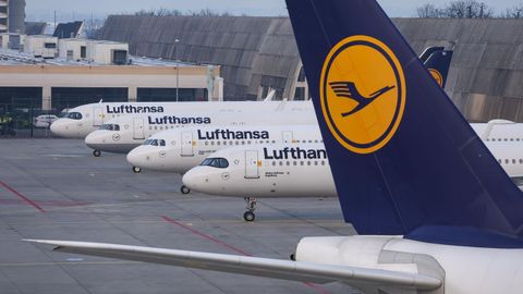 Los aviones de la aerolnea Lufthansa, estacionados en el aeropuerto internacional de Francfort.