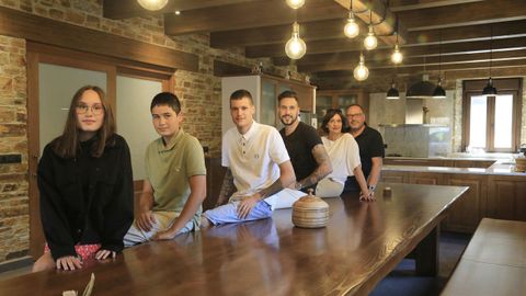 Abilio, Mari Carmen, Brais, Aldán, Iago e Uxía (de derecha a izquierda) en la cocina de su nueva casa en Murias.