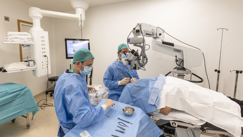 Intervencin en el Instituto Oftalmolgico del Quirn Salud A Corua.