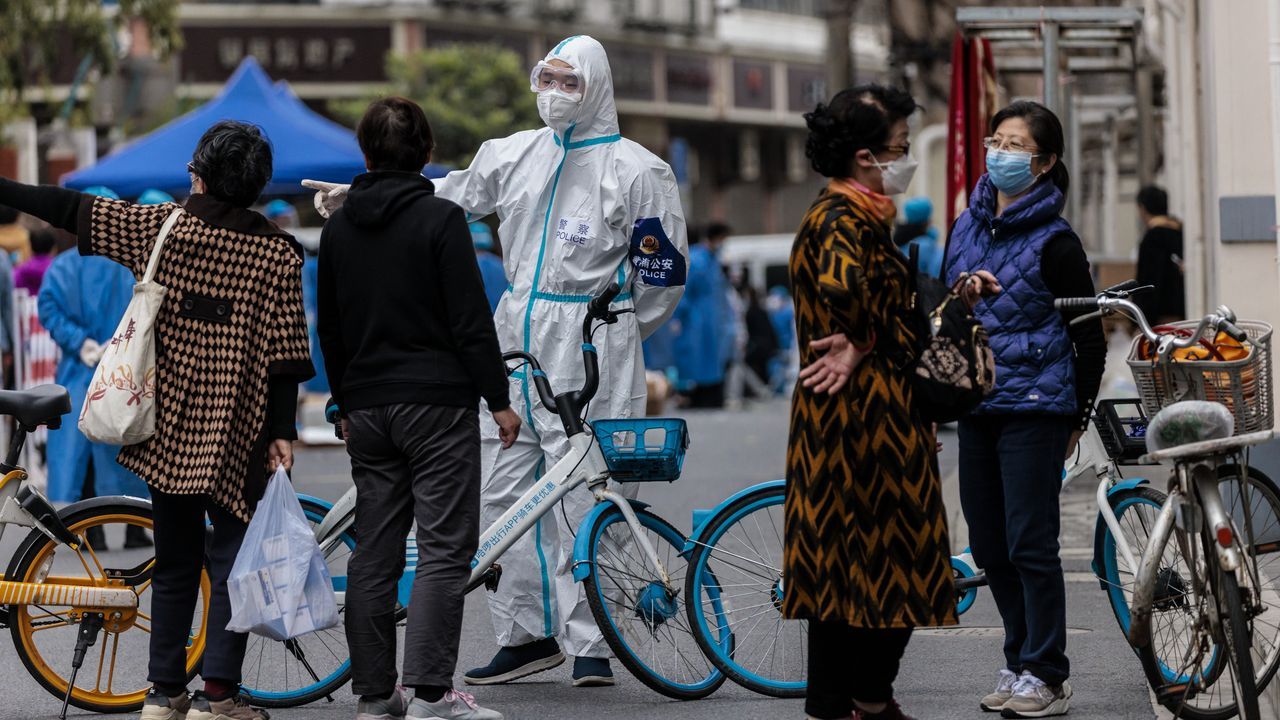 El da de Tatiana en su hotel turco, foto a foto..Un oficial de polica distribuye a la gente en la zona confinada de Shanghi, al este del ro Huangpu