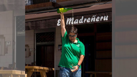 Loreto Garc�a frente a la sidrer�a El Madre�eru en La Pola