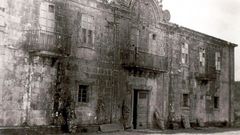 Detalle de la fachada del pazo de Ximonde con las dos estatuas del mestre Mateo apoyadas en los muros del edificio. Imagen tomada en 1945 por Miguel Durn-Loriga que se conserva en el Museo de Pontevedra