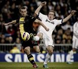 Montas se escapa de Modric en el partido entre el Zaragoza y el Real Madrid.