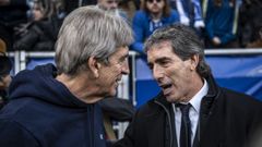 Guillermo Almada charla con Manuel Pellegrini antes del Oviedo-Betis
