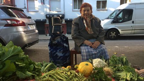 Rosala Mguez, de 85 aos, vende verduras y frutas de su huerta de O Couto en Recimil. Ahora la gente prefiere comida precocinada y ya no se interesa por la verdura fresquia que tenemos aqu... Es una pena
