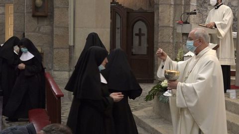 El obispo de Ourense, Leonardo Lemos, durante un oficio religioso en el asilo carballiñés