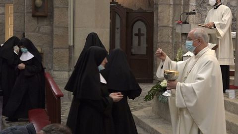 El obispo de Ourense, Leonardo Lemos, durante un oficio religioso en el asilo carballis