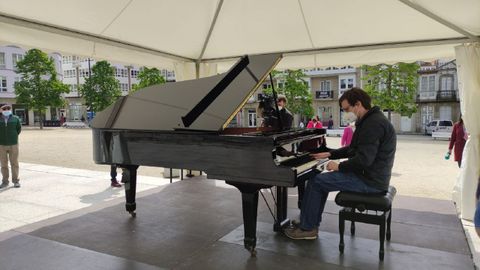 Pablo Galdo, director del certamen, tocando ayer el piano de cola que se instal en la plaza de Armas para que lo tocase quien quisiese. Los das 7 y 8 de mayo se repetir la iniciativa