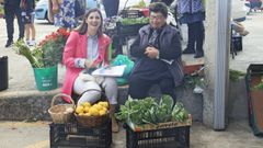 <span lang= gl >A alcaldesa e candidata do BNG en Moaa, Leticia Santos, cunha das mulleres vendedoras no mercado da alameda.</span>