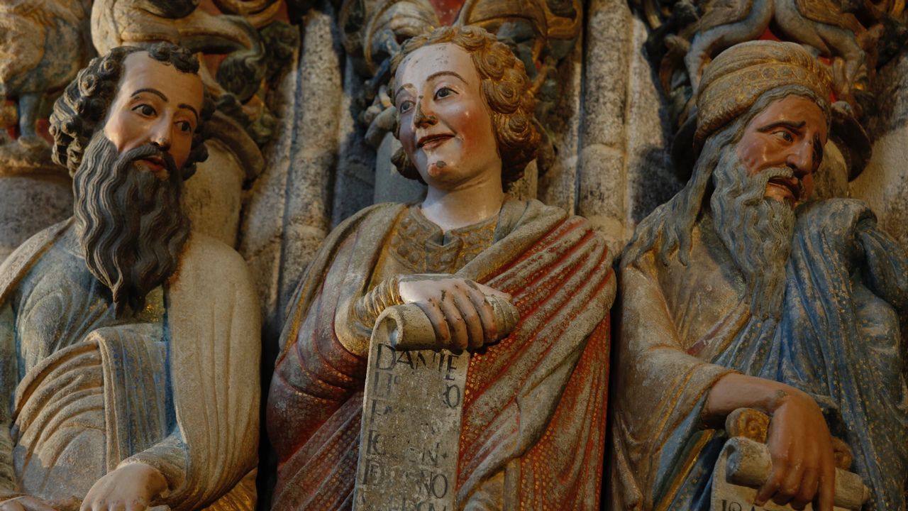 El tesoro que late en el corazn de la Catedral.El castillo de Santa Cruz, hoy dedicado a la investigacin y divulgacin cientfica, es uno de los smbolos del ayuntamiento de Oleiros, adems de un enclave de gran belleza natural, pues est situado en un islote. Adems de un enclave estratgico en la defensa de la zona, sirvi como pazo vacacional a la escritora Emilia Pardo Bazn.