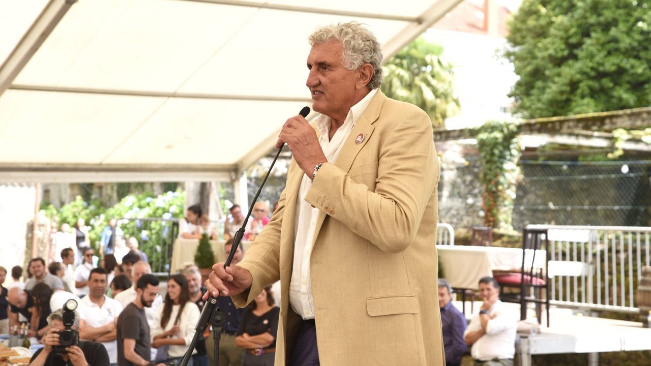 Alumnos y profesores�escuchan el relato de Bernardo Penabade, que se crio en una de las viviendas de O Cadaval, la mayor�a a�n en ruinas