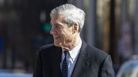 El fiscal especial Robert Mueller, a su salida este domingo de un oficio religioso en Washington