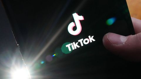 Un usuario consulta en su móvil la aplicación de la red social Tik Tok