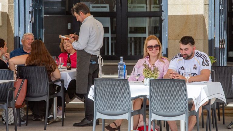Las viviendas turísticas tiran del consumo en Sanxenxo: «Apenas se usaron las cocinas»