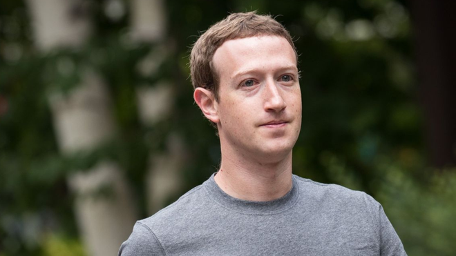 Mark Zuckerberg con su icónica camiseta gris.