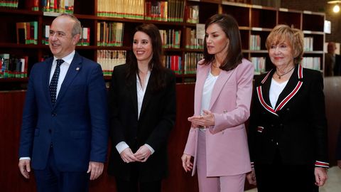 La reina Letizia, junto a la ministra de Igualdad, Irene Montero; el rector de la UNED, Ricardo Mairal y la presidenta de la Asociacin para la Prevencin y Atencin de la Mujer Prostituida, Roco Nieto