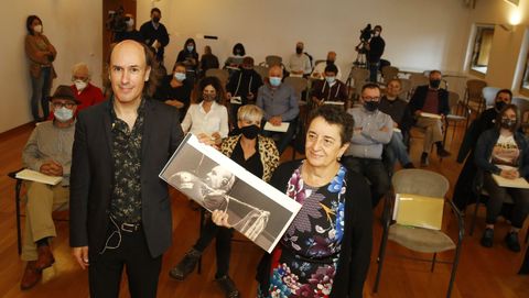 A presidenta do CCG, Rosario Álvarez, e o músico Carlos Núñez, mostran o libro sobre Portela