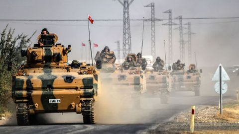 Cuatro tanques circulan por la ciudad fronteriza de Karkamis (Turqua)