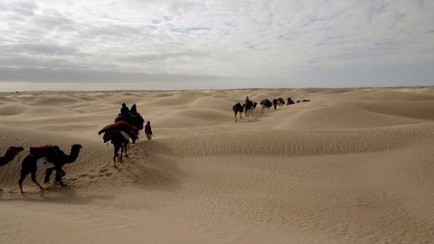 Un grupo de turistas se internan en el desierto de Douz, en el sur de Tnez