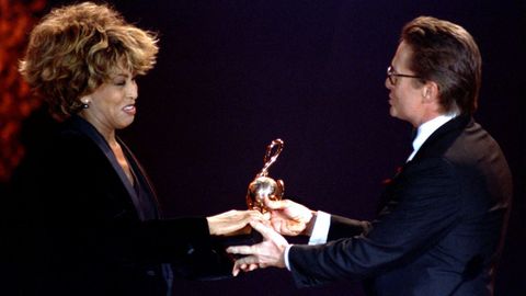 Tina Turner, con Michael Douglas en Montecarlo en 1993