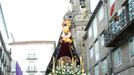 En una imagen de archivo, la imagen de la Virgen de los Dolores sale de la iglesia de San Miguel dos Agros en una procesión de Semana Santa