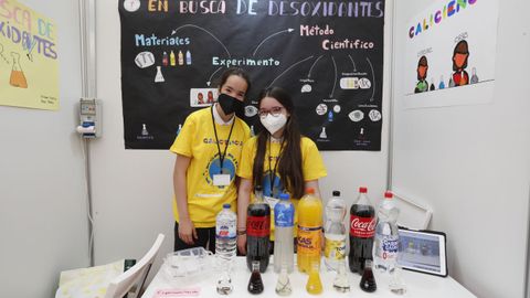 Aitana Sierra y Ana Otero, del colegio Miraflores de Ourense, presentaron «En busca de desoxidantes»