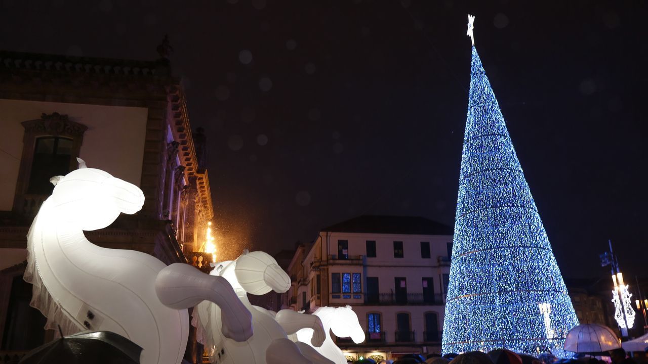 Espectculo de encendido de las luces de navidad.El artesano de la madera y la piedra Carlos Garca, en pleno trabajo de tallado de la escultura dedicada a los peregrinos