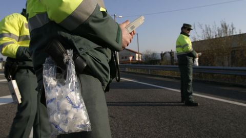 Imagen de archivo de un control de alcoholemia de la Guardia Civil de Ourense