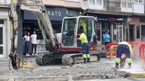 Operarios demoliendo ayer la isleta del párking del Cantón, frente a negocios de hostelería.