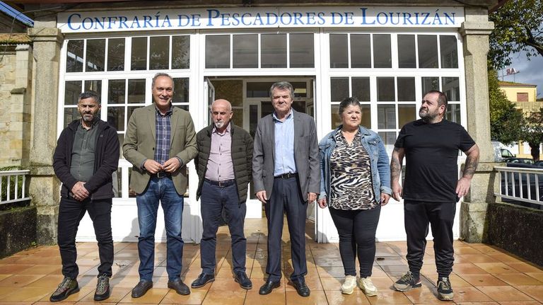 El patrón mayor de Pontevedra, César Rodríguez, el delegado territorial de la Xunta, Agustín Reguera, el presidente de la federación provincial de cofradías, José Manuel Rosas, el presidente de Portos, José Antonio Álvarez, la patrona mayor de Lourizán, María del Carmen Vázquez, y el patrón mayor de Raxó, Iago Tomé