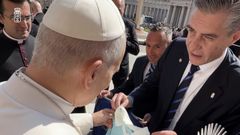 El papa Le�n XIV, con Mart�n Pel�ez y Santi Cazorla