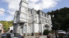 Hostal Victoria, anunciado a la venta por 880.000 euros, frente al Monasterio de Samos