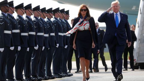 Trump, acompaado de su esposa, saluda a las tropas que le rindieron honores a su llegada al aeropuerto de Stansted, en Essex
