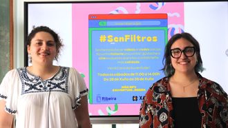 La concejala de Mocidade, Anta Alberte, y Alba Pego, que impartir los talleres, durante la presentacin.
