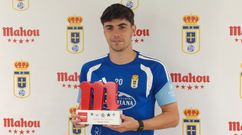 Pablo S�enz, con el premio a mejor jugador del Oviedo en agosto