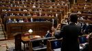 Pablo Casado (de espaldas) interpela a Pedro Sánchez durante la sesión de control al Gobierno de este miércoles en el Congreso