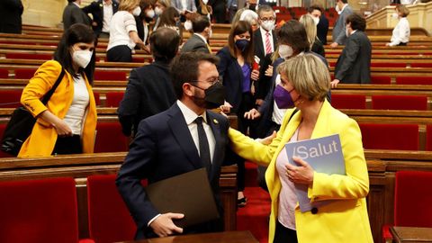 El candidato de ERC a la presidencia de la Generalitat, Pere Aragonès, conversa con la consejera de Salut, Alba Vergés