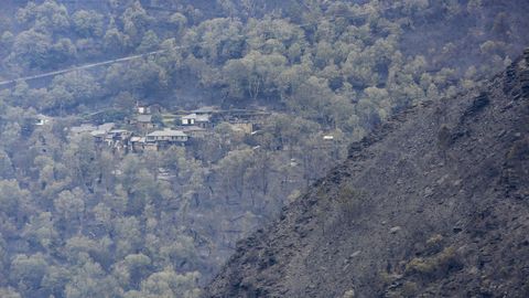 El souto bajo la aldea de Vilar no fue suficiente para frenar el avance del fuego