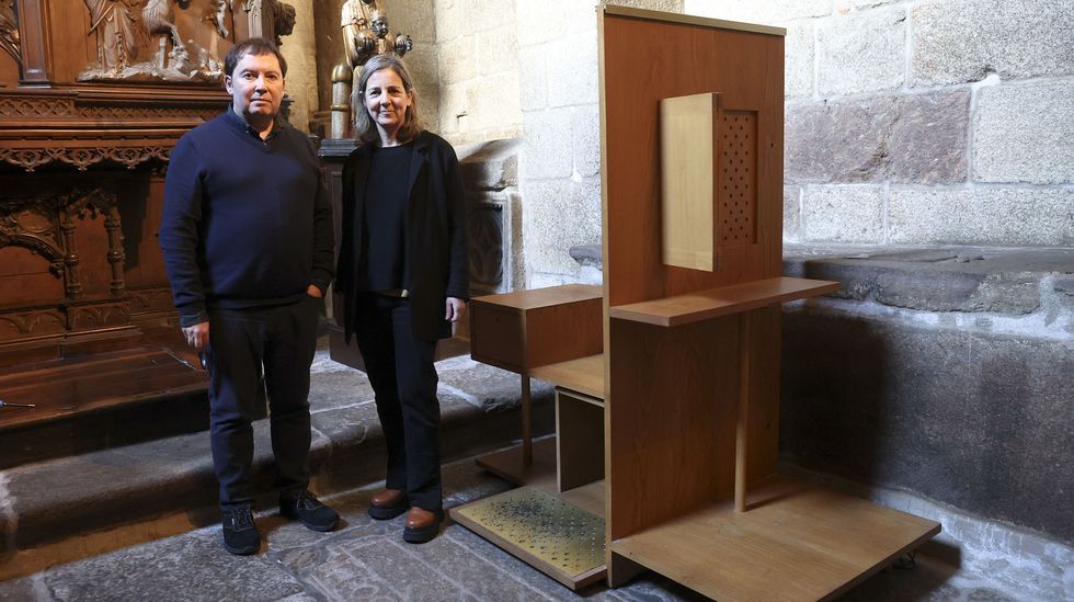 Cristina Nieto y Luis Gil crearon un confesionario at&iacute;pico para la capilla del Pilar, aunque acabaron tambi&eacute;n en las de Mondrag&oacute;n y Virgen Blanca. Explican que un dise&ntilde;o, sea cual sea, nunca nace de cero ya que va en comuni&oacute;n con el contexto que lo rodea, en especial este. Pese a la aparente sencillez del mueble, est&aacute; todo muy pensado, desde la carpinter&iacute;a tradicional (sin usar ni clavos ni tornillos, sino uniones espigadas) hasta su calefacci&oacute;n e iluminaci&oacute;n. Hay una complejidad luminaria para que el penitente, arrodillado, tenga una luz rasante y no se le vea el rostro, al tiempo que el cl&eacute;rigo, sentado, tiene un foco de luz abierto que le permita ponerse su misal para oficiar el sacramento. Los confesionarios de Nieto y Gil se instalaron en la Catedral en pleno a&ntilde;o Xacobeo, en el 2021.