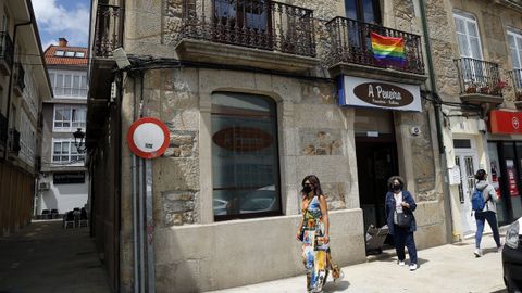 Mira las fotos del Da del Orgullo LGBTIQ+ en Barbanza!.Los locales de hostelera de A Pobra se engalanaron con banderas arco iris