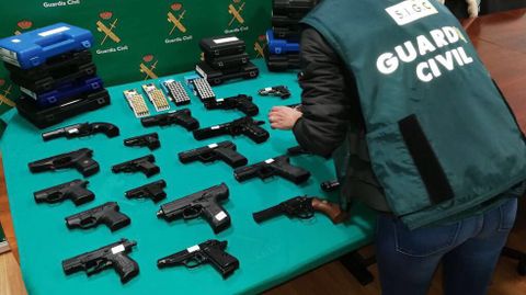 Fotografía de archivo de un decomiso de armas efectuado por la Guardia Civil en Vigo