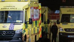 Ambulancias y personal de emergencias en el hospital universitario Whipps Cross de Londres