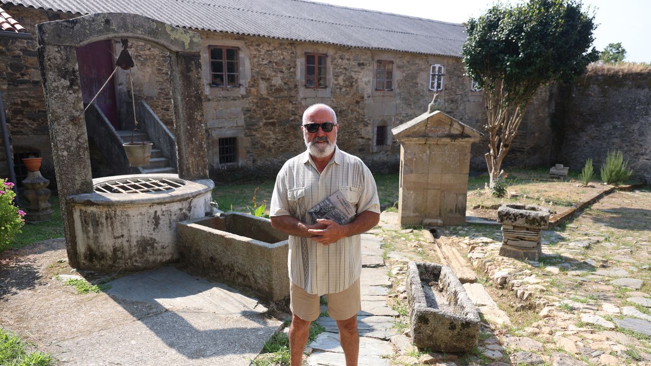 Benjam�n Hermida, gu�a del monasterio de O Couto (Nar�n) que fue asaltado por vikingos.