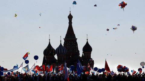 Una multitud celebra el Primero de Mayo en la plaza Roja de Mosc (Rusia)