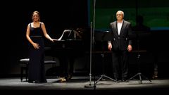 El tenor Joaqun Pixn y la pianista Andrea Gonzlez, en el Teatro Coln.