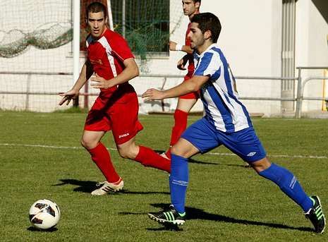 Roberto Varela, a la izquierda, fue el autor del gol de la victoria ante el Taboada en A Medela.