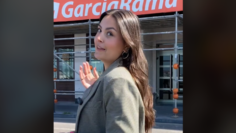 Captura del vídeo donde se muestra el andamio que bloquea la vista de la bocatería Avalon junto con María, la dueña