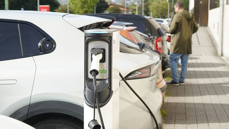 El parque móvil de Pontevedra suma dos nuevos vehículos eléctricos o híbridos cada día