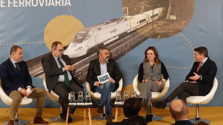 De izquierda a derecha, el presidente de la Cámara de Comercio de Oviedo, Carlos Paniceres; el comisionado del Gobierno de España para el corredor Atlántico, José Antonio Sebastián; el consejero de Fomento, Cooperación Local y Prevención de Incendios, Alejandro Calvo Rodríguez, la presidenta de FADE, María Calvo Carvajal y el presidente de OTEA, José Luis Álvarez Almeida